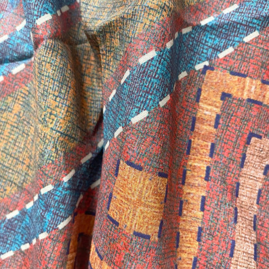 Stoffdetail: upcycelter Sari-Stoff in Blau mit Ethno-Print
