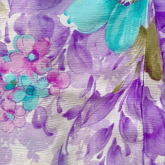 Stoffdetail: upcycelter Sari-Stoff in Lila mit Blumen-Print
