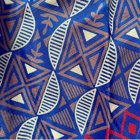 Stoffdetail: upcycelter Sari-Stoff in Blau mit geometrischem Print