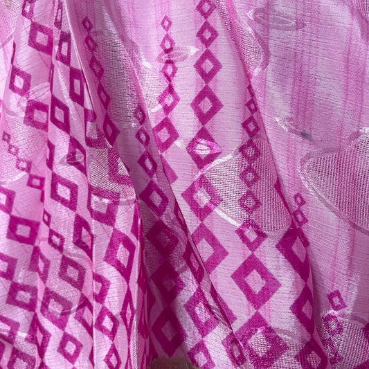 Stoffdetail: upcycelter Sari-Stoff in Rosa mit Rauten-Print