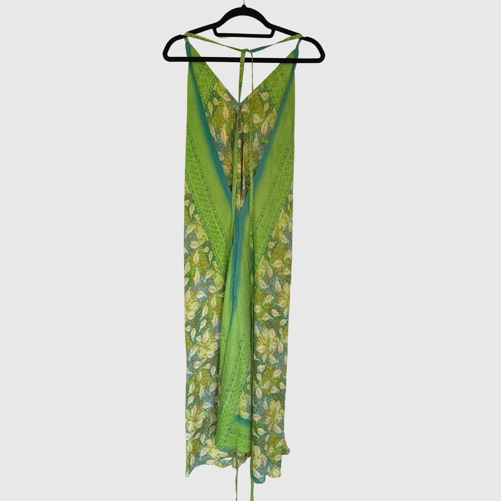 Upcycled Magic Scarf Dress Lang #725 aus Vintage-Sari in Grün – Rückansicht