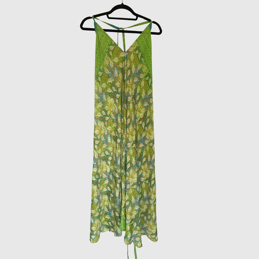 Upcycled Magic Scarf Dress Lang #725 aus Vintage-Sari in Grün – Vorderansicht