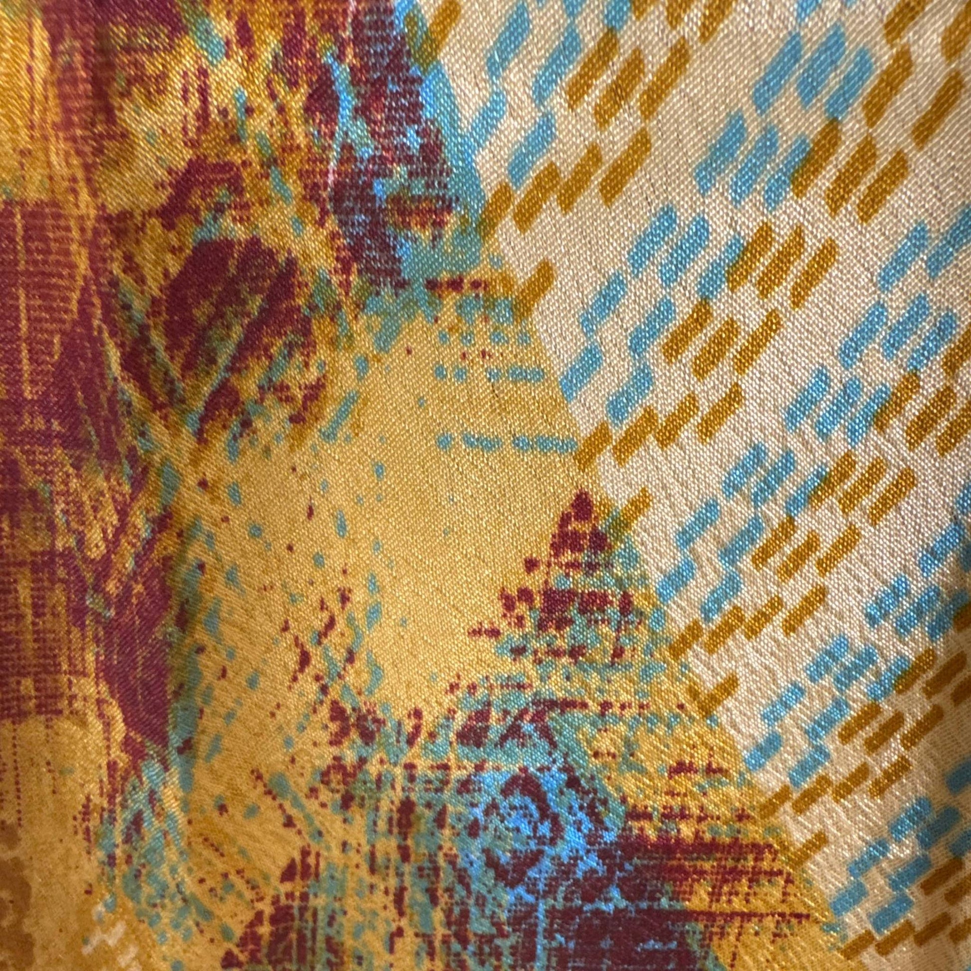 Upcycled Magic Scarf Dress Lang #730 aus Vintage-Sari in Gold & Braun – Detailansicht