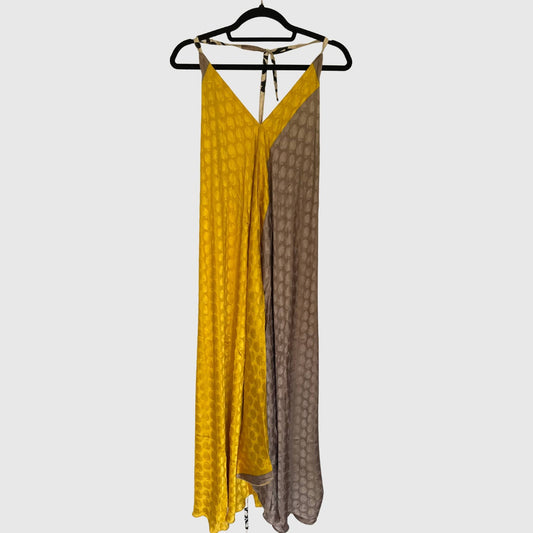 Upcycled Magic Scarf Dress Lang #731 aus Vintage-Sari in Grau & Gold – Vorderansicht