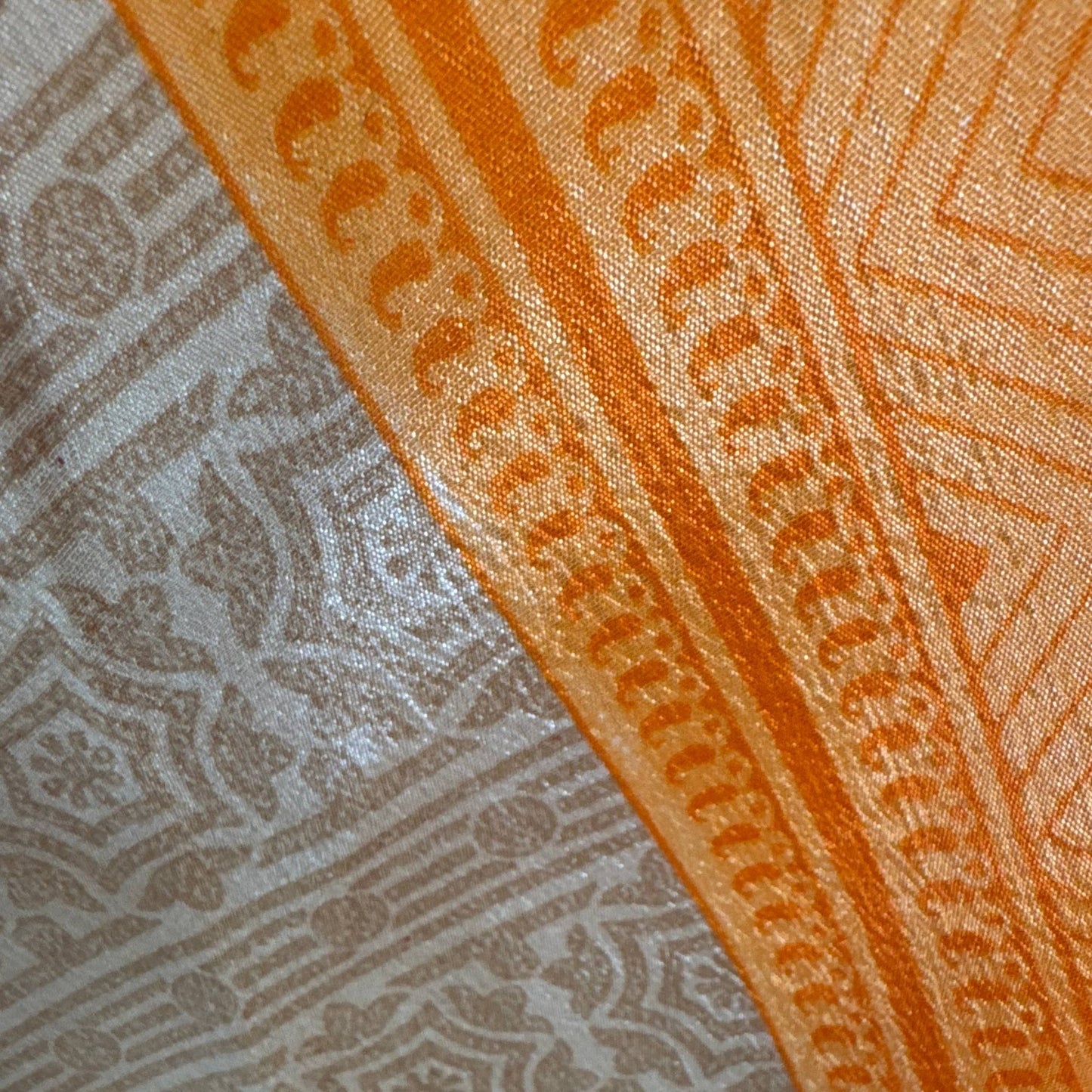 Upcycled Magic Scarf Dress Lang #733 aus Vintage-Sari in Orange & Braun – Detailansicht
