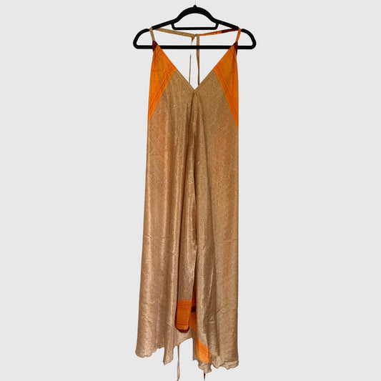 Upcycled Magic Scarf Dress Lang #733 aus Vintage-Sari in Orange & Braun – Vorderansicht