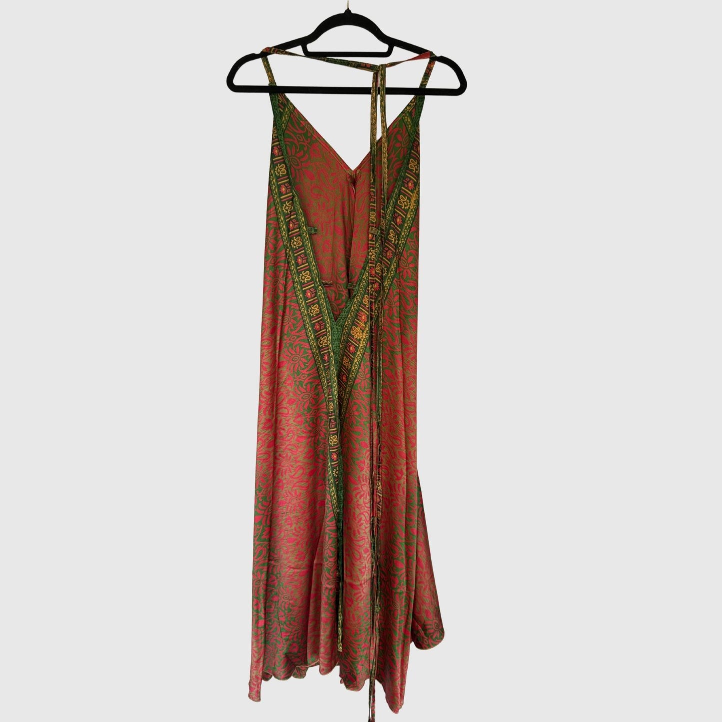 Upcycled Magic Scarf Dress Lang #734 aus Vintage-Sari in Grün & Pink – Rückansicht