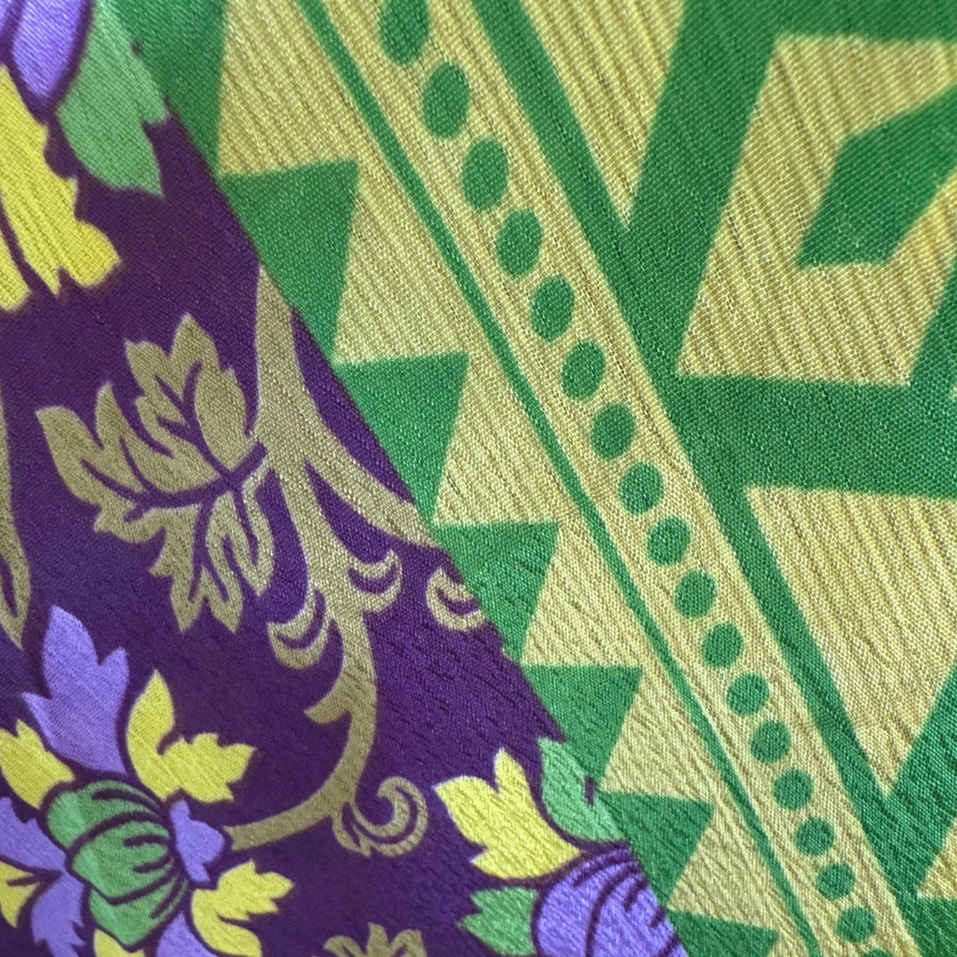 Upcycled Magic Scarf Dress Lang #735 aus Vintage-Sari in Lila & Grün – Detailansicht