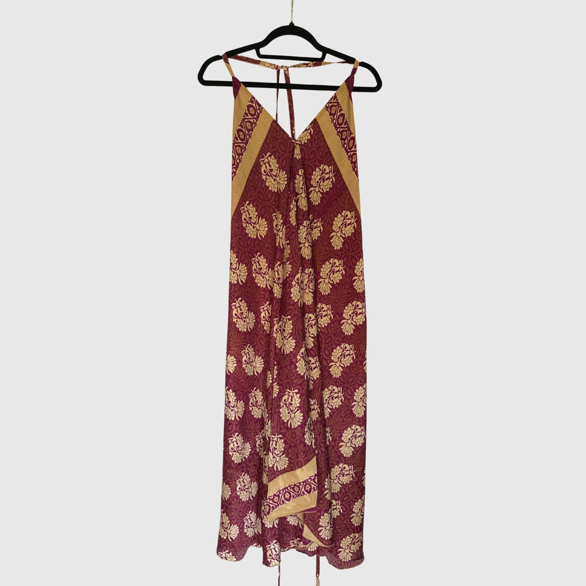 Upcycled Magic Scarf Dress Lang #736 aus Vintage-Sari in Dunkelrot & Weiß – Vorderansicht
