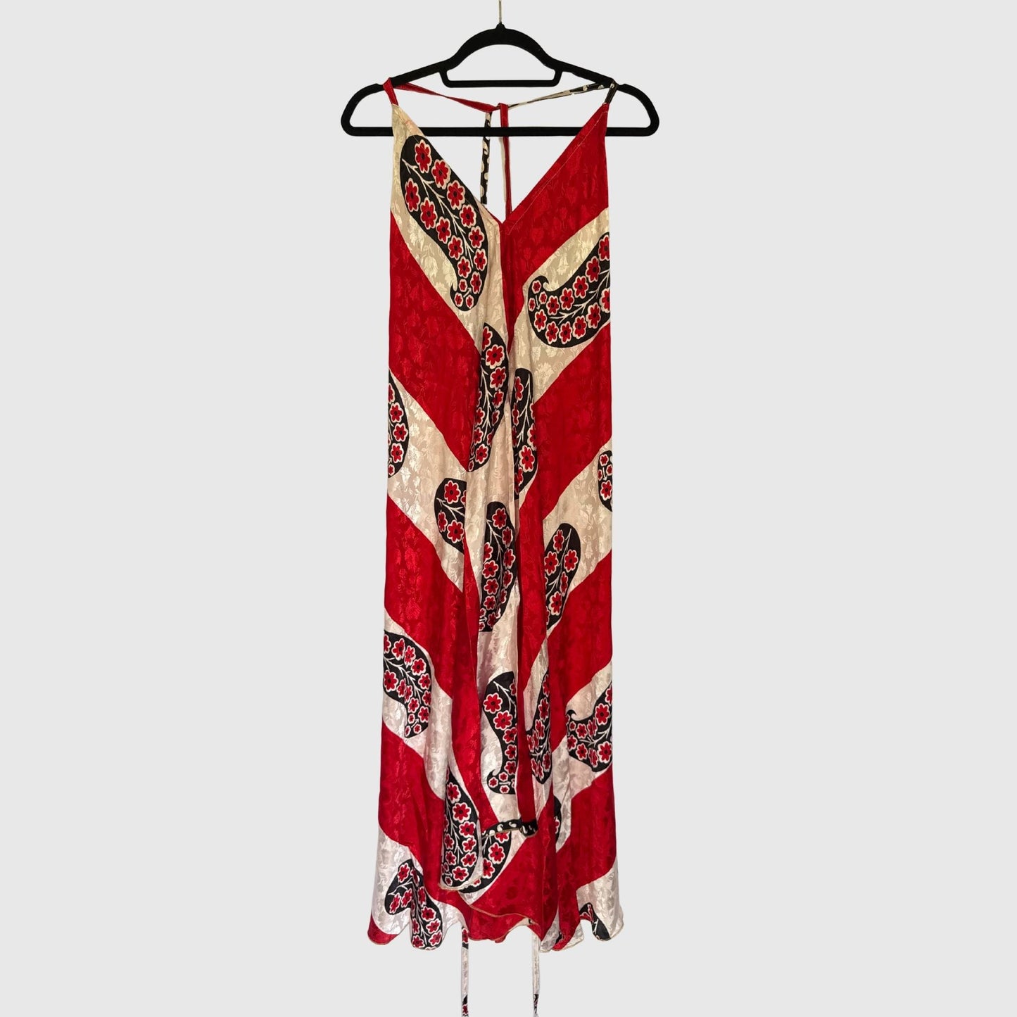 Upcycled Magic Scarf Dress Lang #737 aus Vintage-Sari in Rot & Schwarz – Vorderansicht