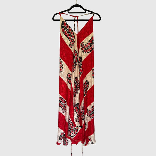 Upcycled Magic Scarf Dress Lang #737 aus Vintage-Sari in Rot & Schwarz – Vorderansicht