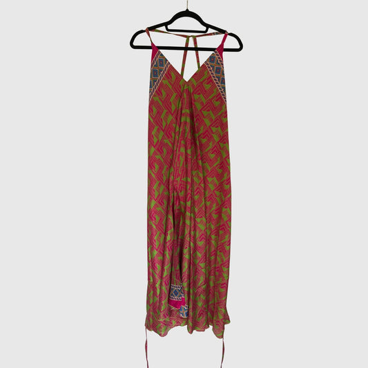 Upcycled Magic Scarf Dress Lang #738 aus Vintage-Sari in Dunkelrot & Oliv – Vorderansicht