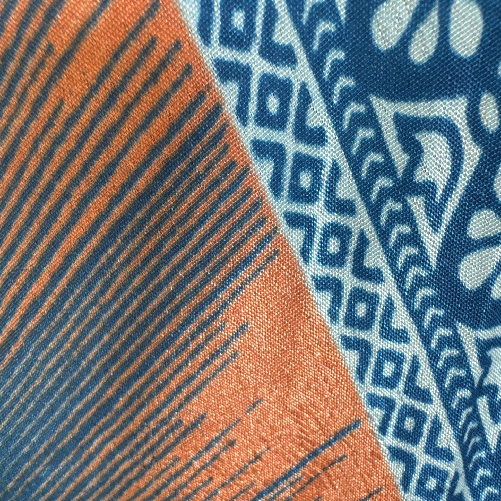 Upcycled Magic Scarf Dress Lang #739 aus Vintage-Sari in Blau & Orange – Detailansicht