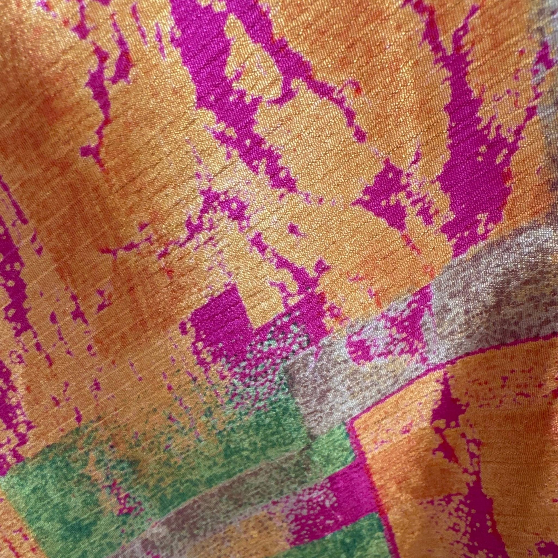 Upcycled Magic Scarf Dress Lang #741 aus Vintage-Sari in Orange & Braun – Detailansicht