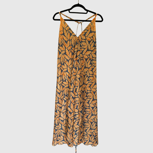 Upcycled Magic Scarf Dress Lang #742 aus Vintage-Sari in Beige & Blau – Vorderansicht