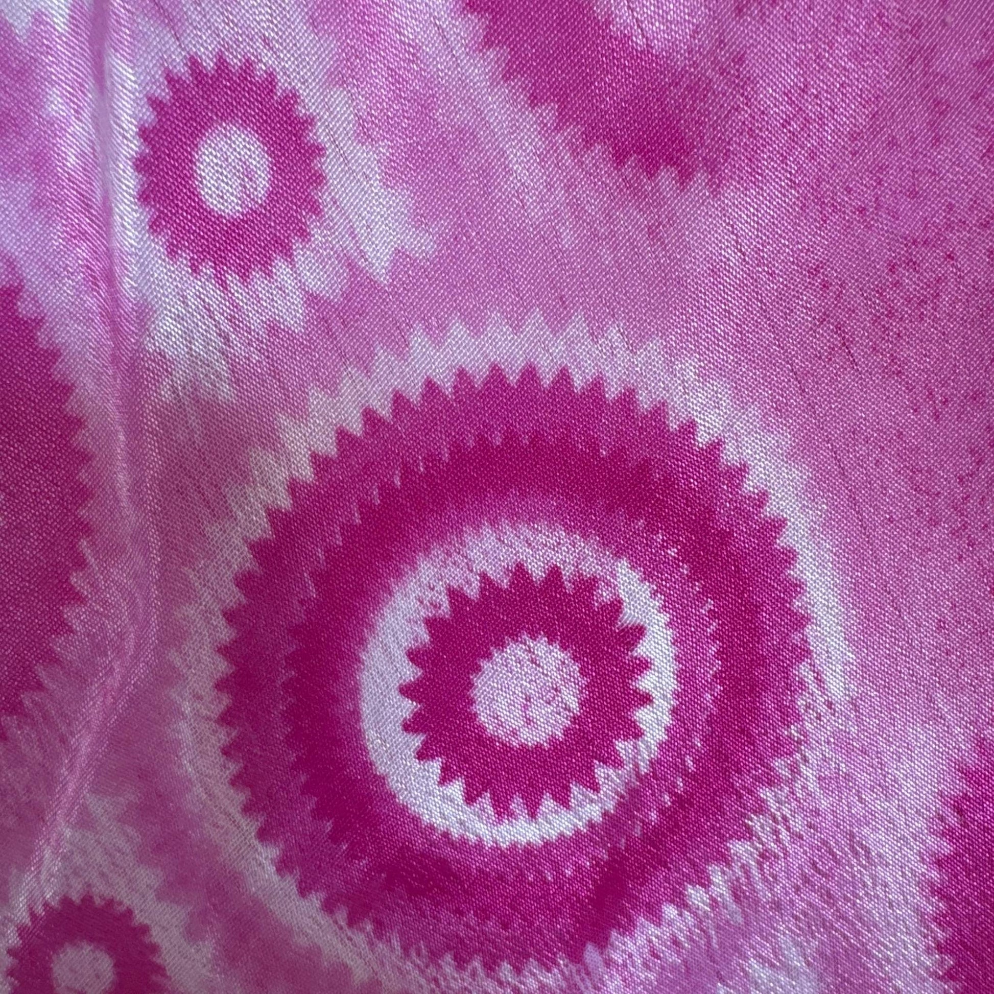 Upcycled Magic Scarf Dress Lang #743 aus Vintage-Sari in Pink & Lila – Detailansicht
