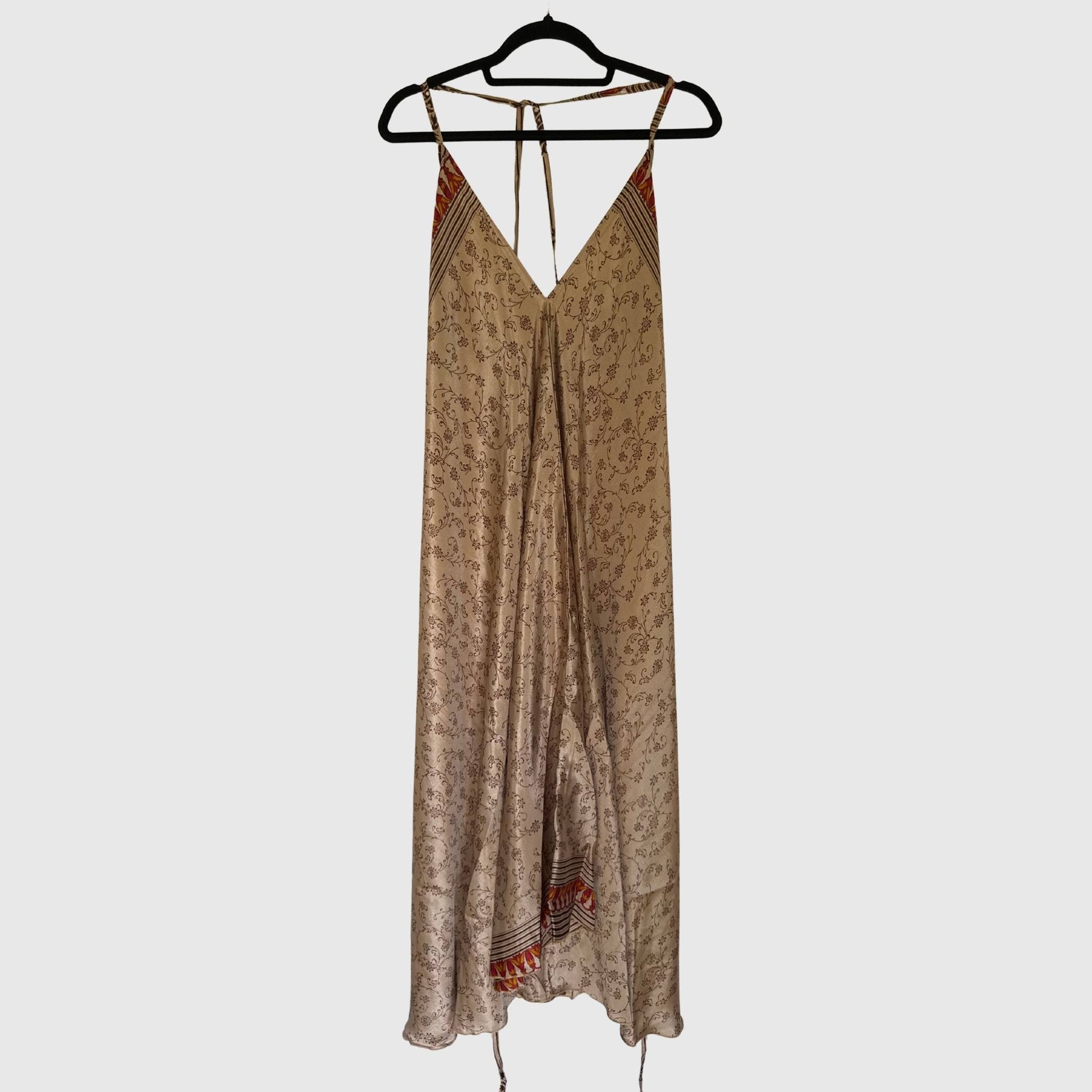 Upcycled Magic Scarf Dress Lang #744 aus Vintage-Sari in Grau & Braun – Vorderansicht