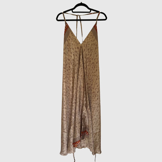 Upcycled Magic Scarf Dress Lang #744 aus Vintage-Sari in Grau & Braun – Vorderansicht