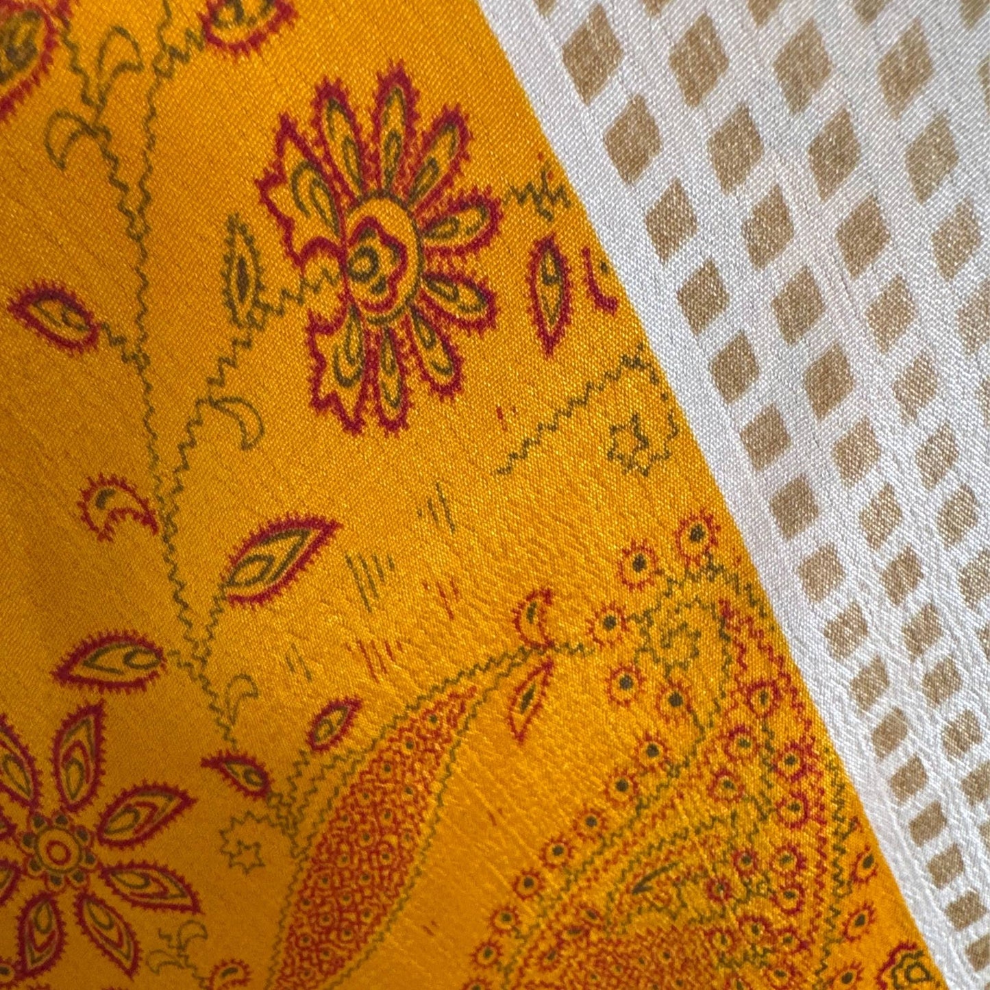 Upcycled Magic Scarf Dress Lang #745 aus Vintage-Sari in Orange – Detailansicht