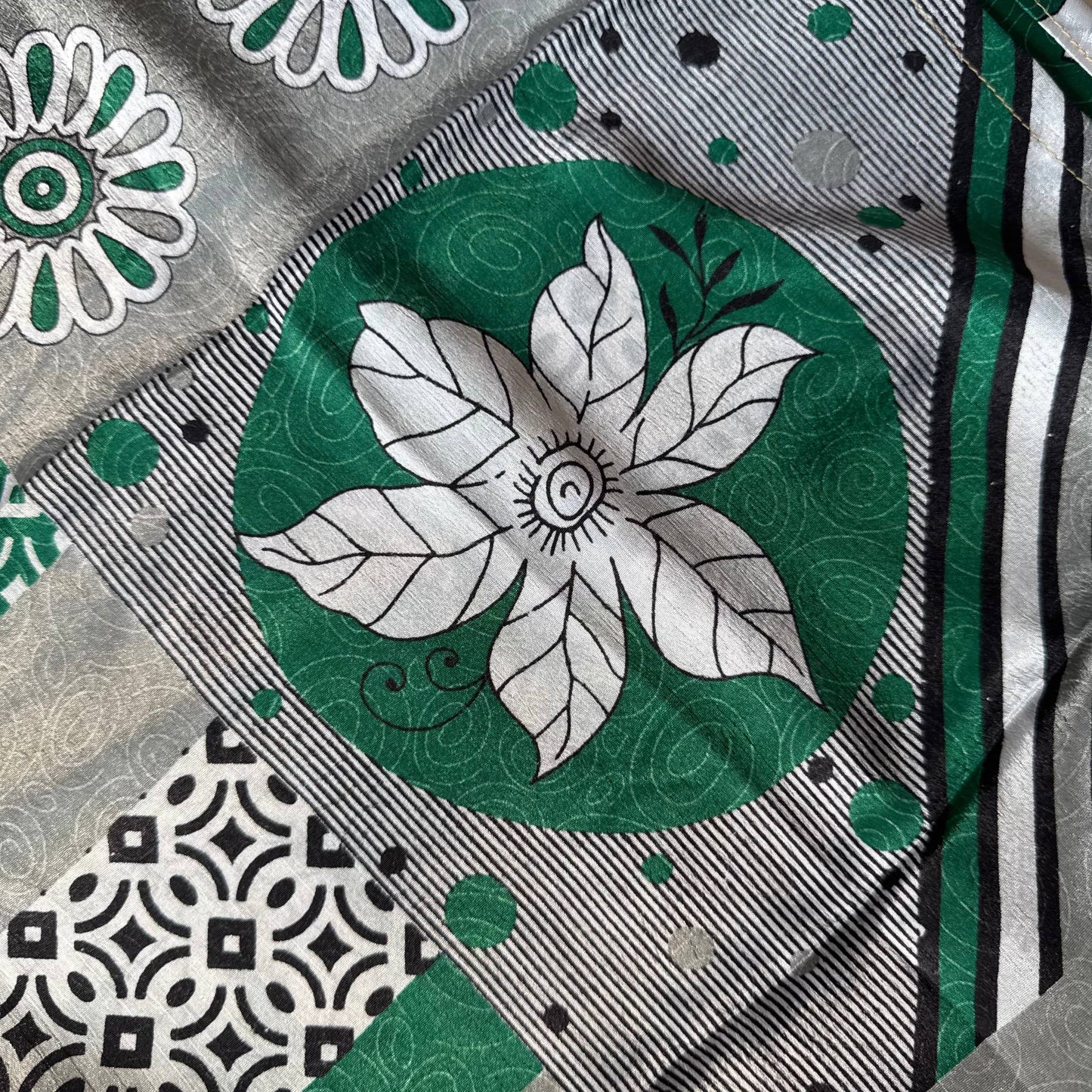 Stoffdetail: upcycelter Sari-Stoff in Grau & Türkis
