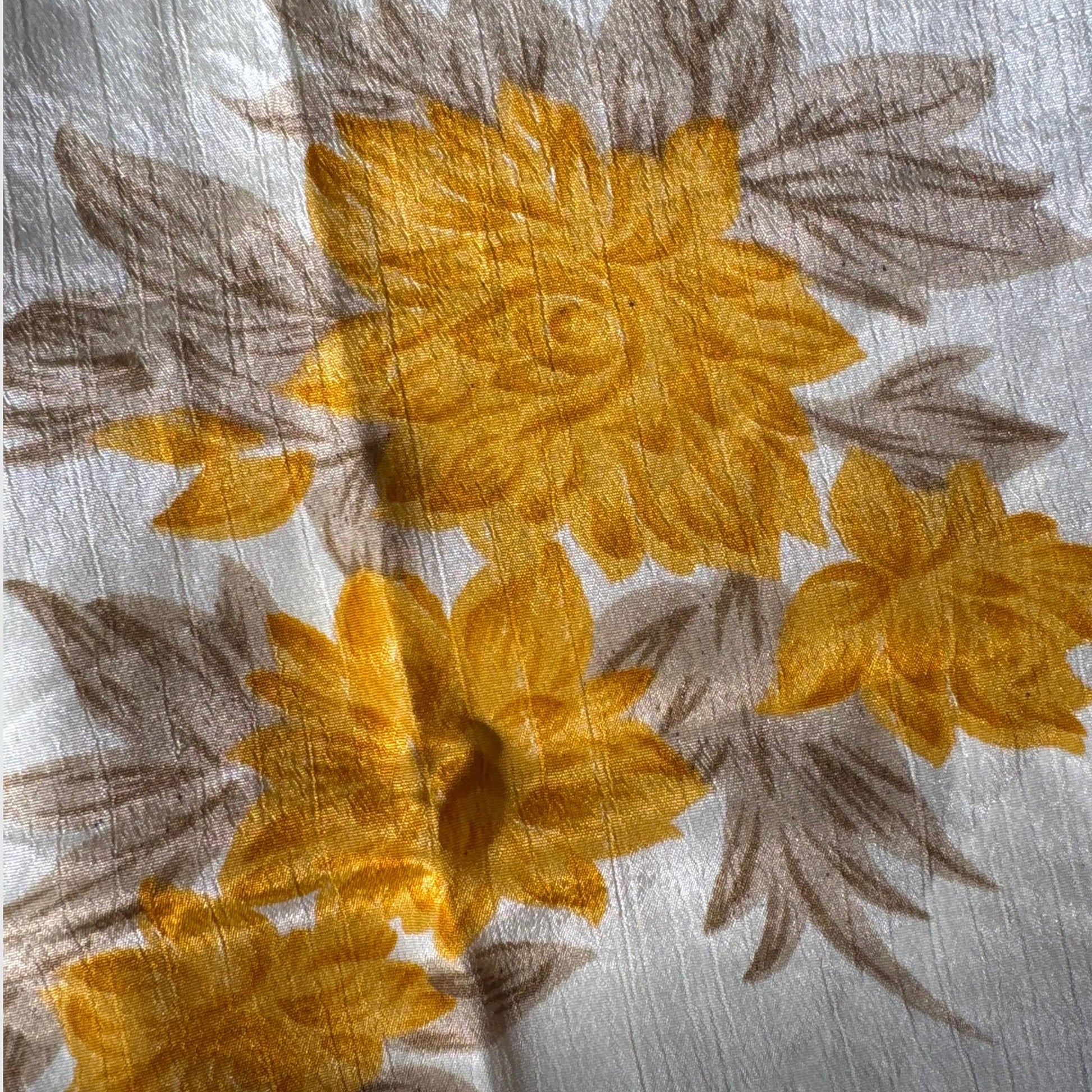 Stoffdetail: upcycelter Sari-Stoff in Braun & Beige
