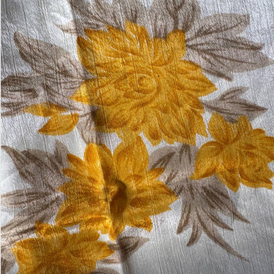 Stoffdetail: upcycelter Sari-Stoff in Braun & Beige