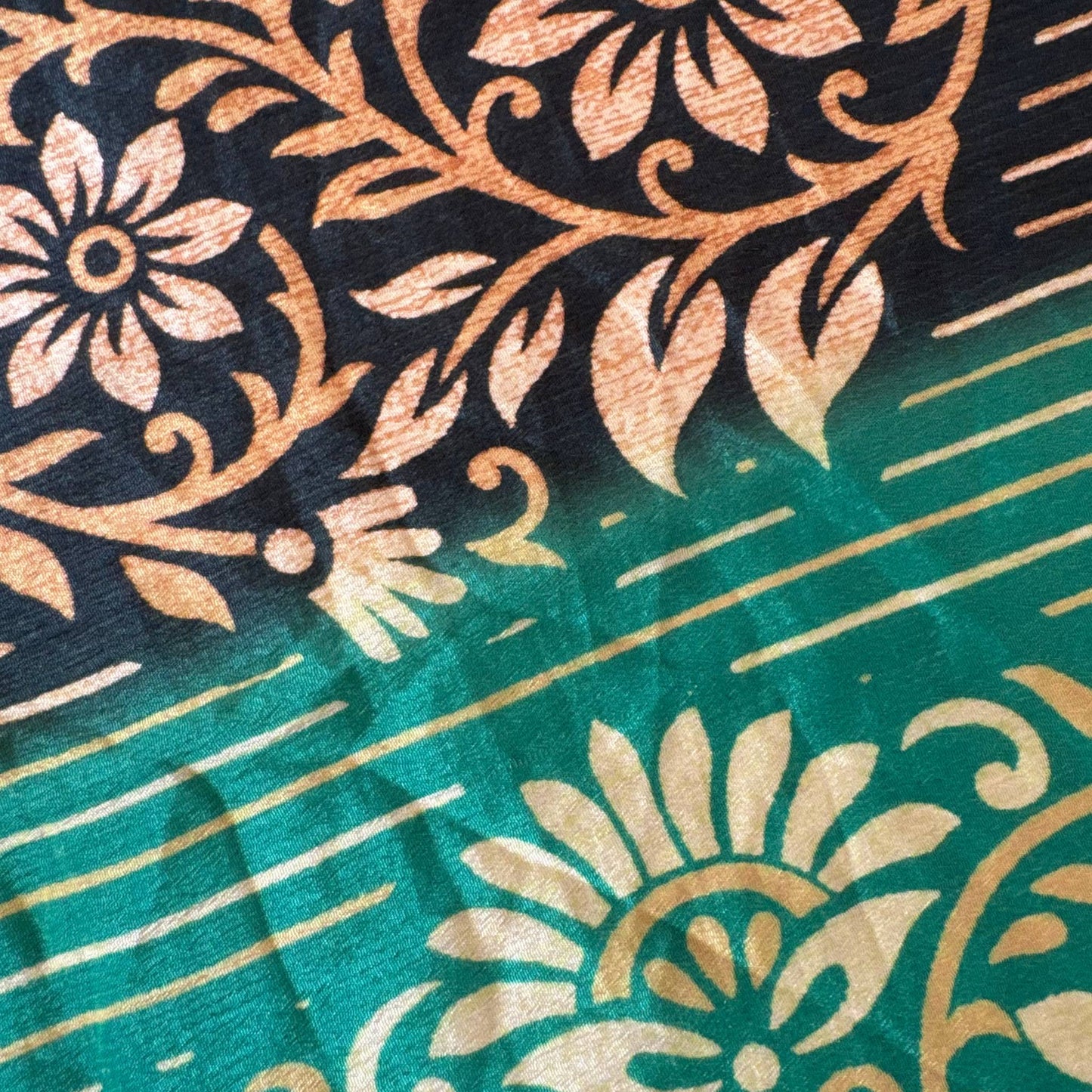 Stoffdetail: upcycelter Sari-Stoff in Grün & Schwarz
