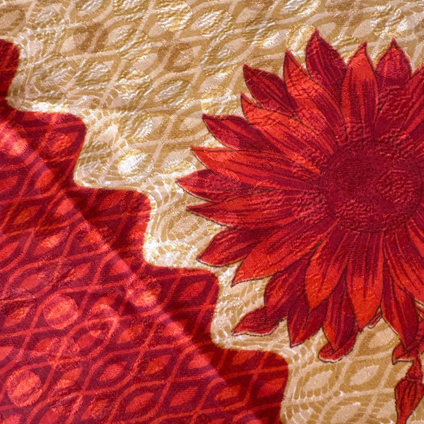 Stoffdetail: upcycelter Sari-Stoff in Rot & Orange
