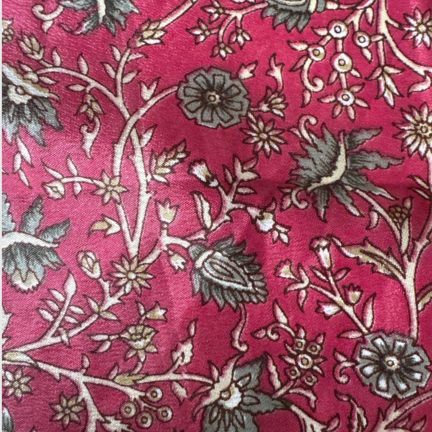 Stoffdetail: upcycelter Sari-Stoff in Rot & Pink