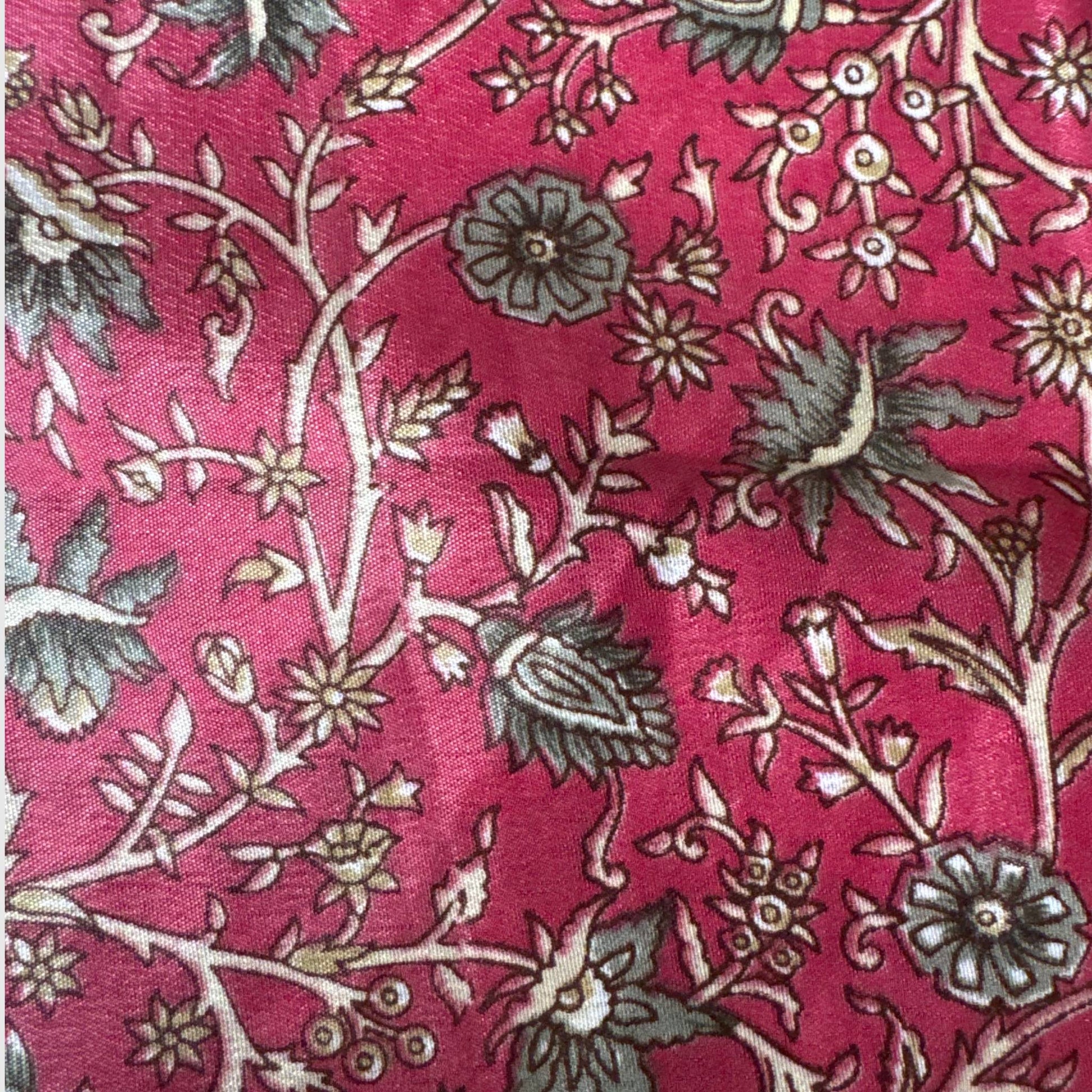 Stoffdetail: upcycelter Sari-Stoff in Rot & Pink