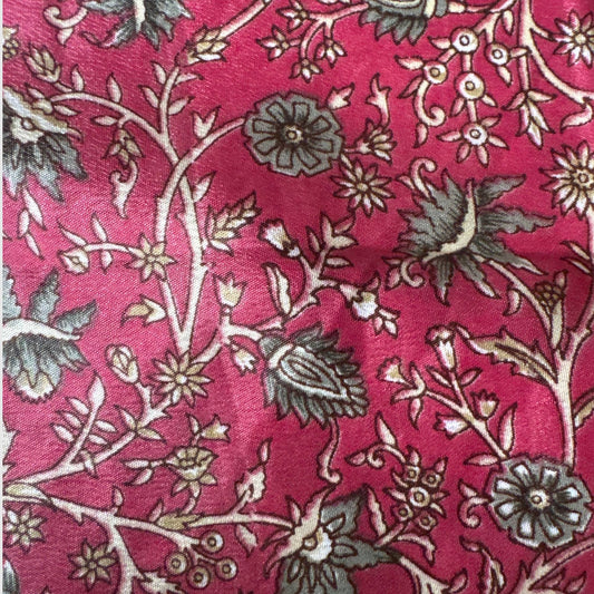 Stoffdetail: upcycelter Sari-Stoff in Rot & Pink