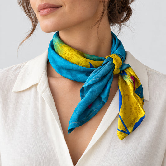 Upcycled Sari-Tuch #1112 aus Vintage-Sari in Blau – als Halstuch getragen
