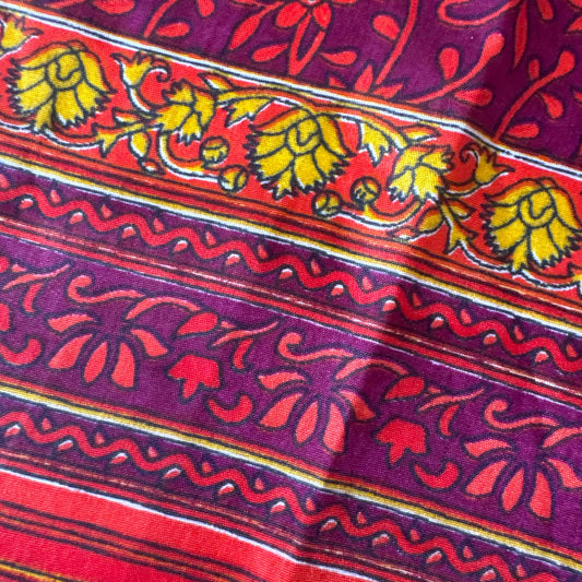 Stoffdetail: upcycelter Sari-Stoff in Rot & Pink