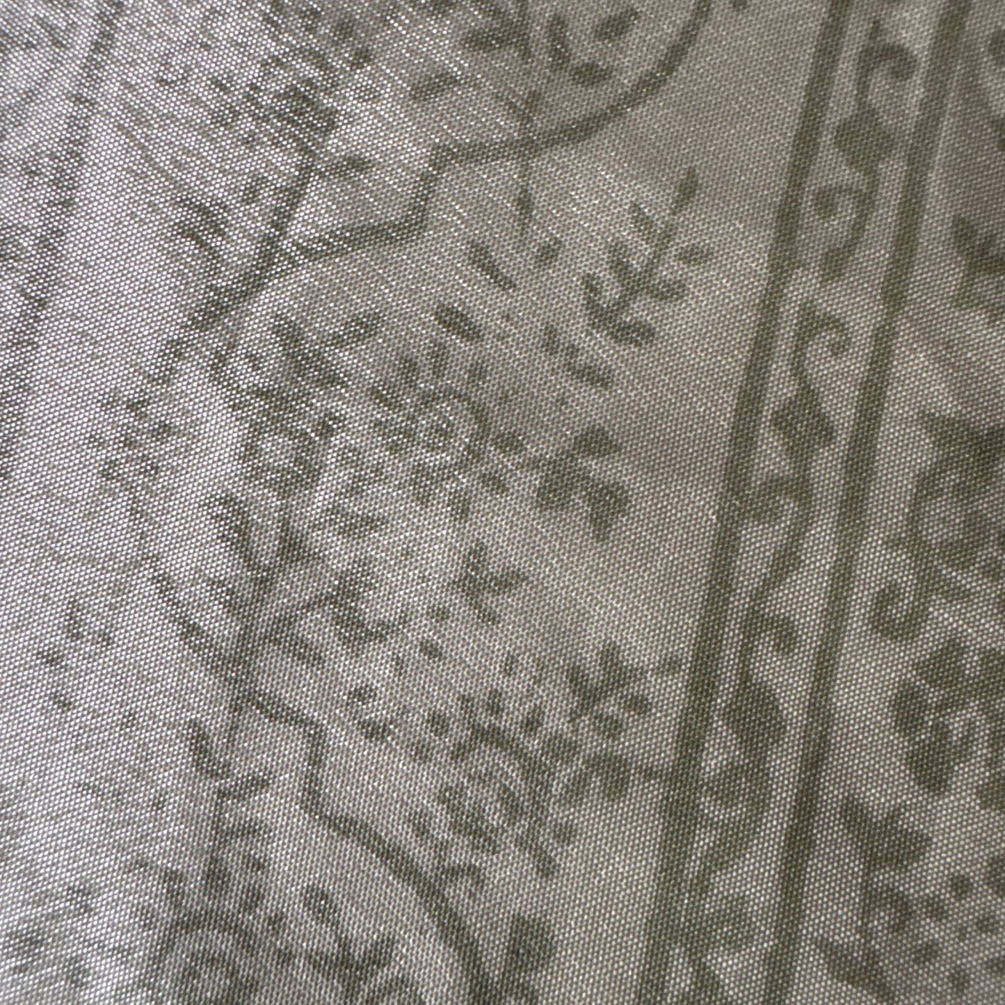 Stoffdetail: upcycelter Sari-Stoff in Gold & Silber
