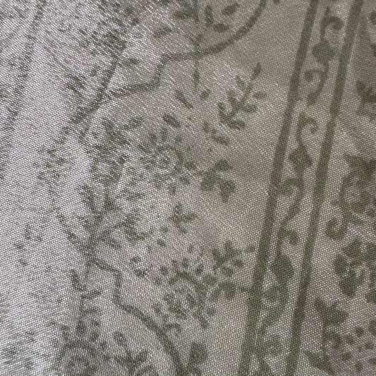 Stoffdetail: upcycelter Sari-Stoff in Gold & Silber