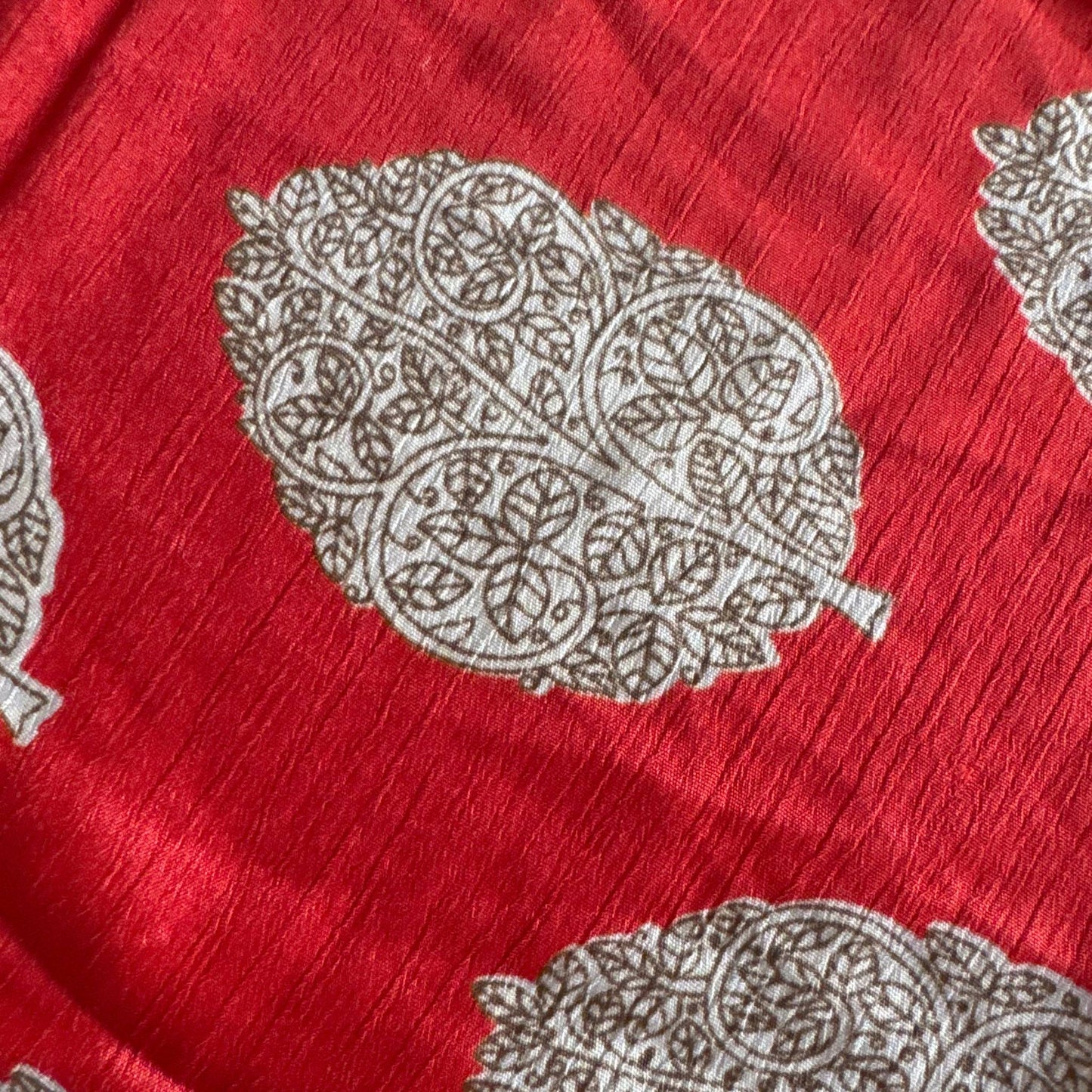 Stoffdetail: upcycelter Sari-Stoff in Rot