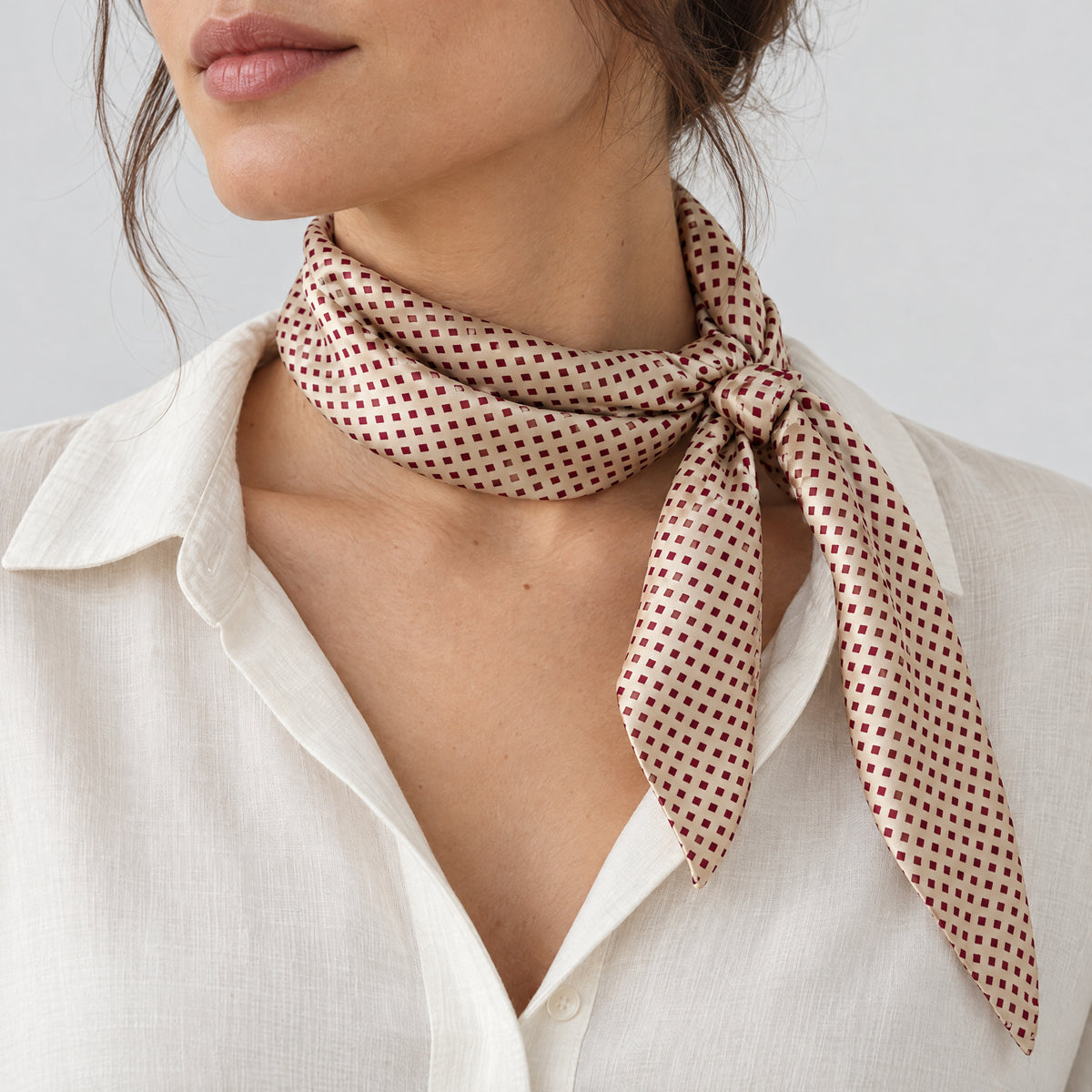 Upcycled Sari-Tuch #1116 aus Vintage-Sari in Beige & Bordeaux – als Halstuch getragen