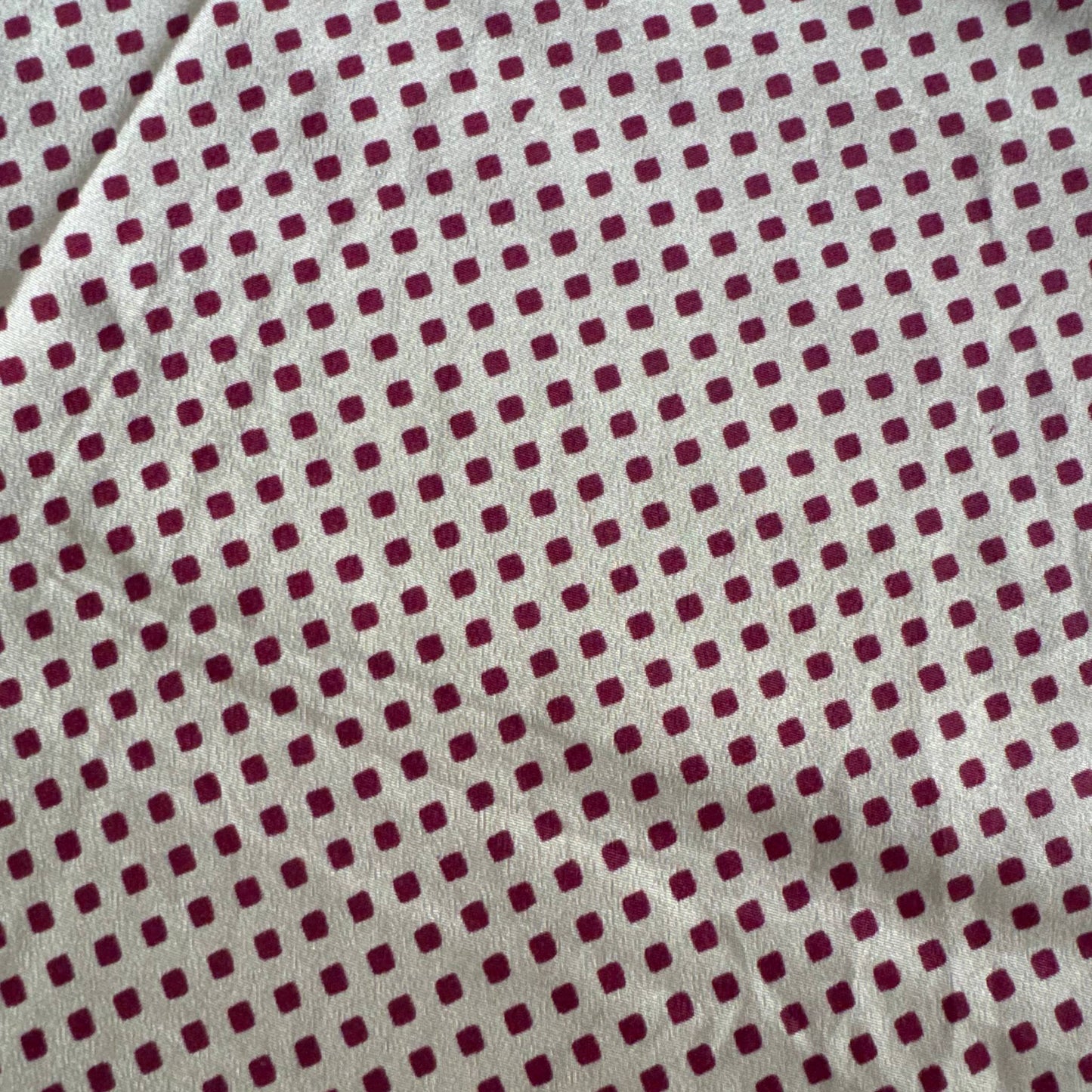 Stoffdetail: upcycelter Sari-Stoff in Beige & Bordeaux