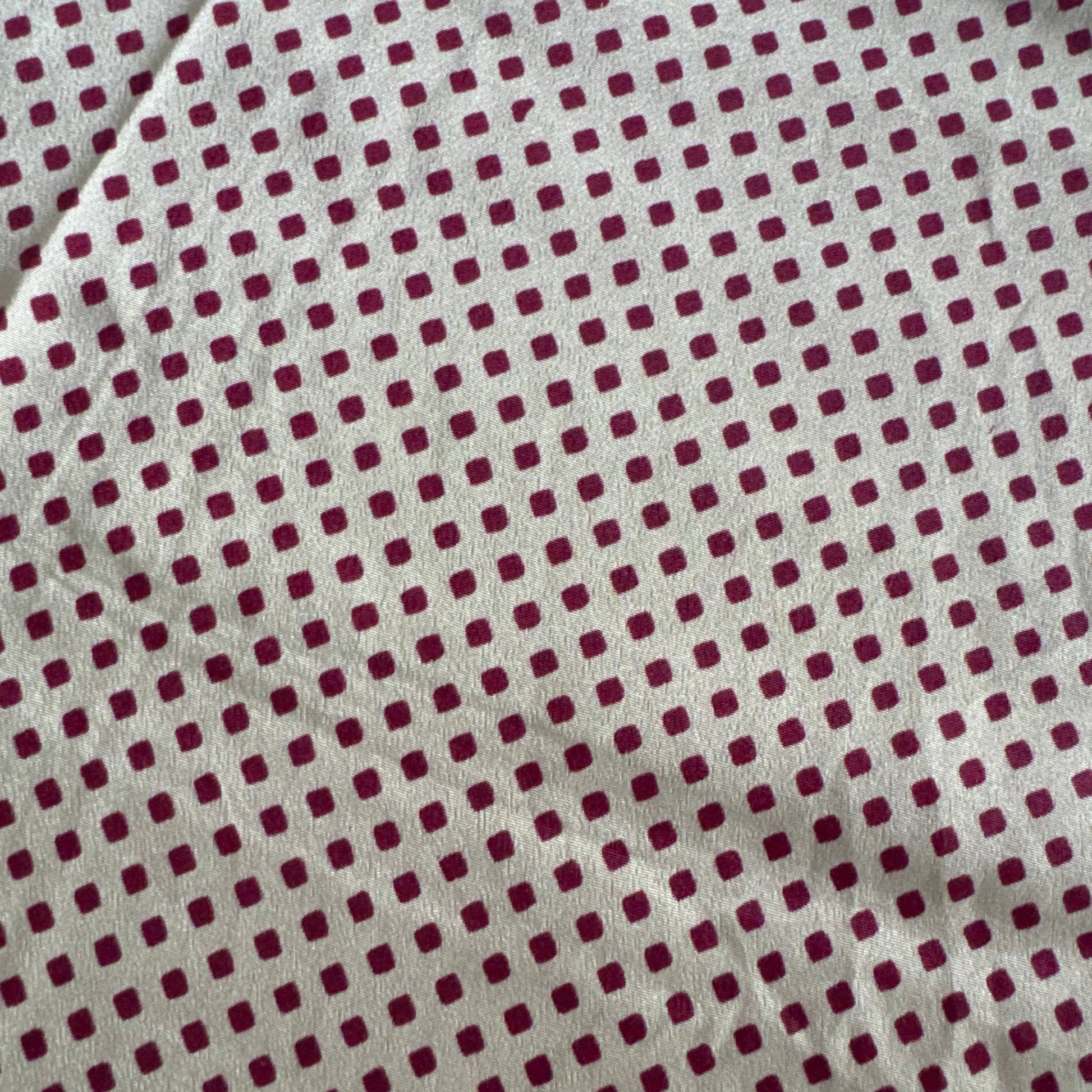 Stoffdetail: upcycelter Sari-Stoff in Beige & Bordeaux