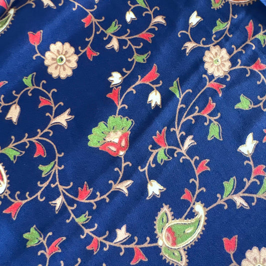 Stoffdetail: upcycelter Sari-Stoff in Dunkelblau