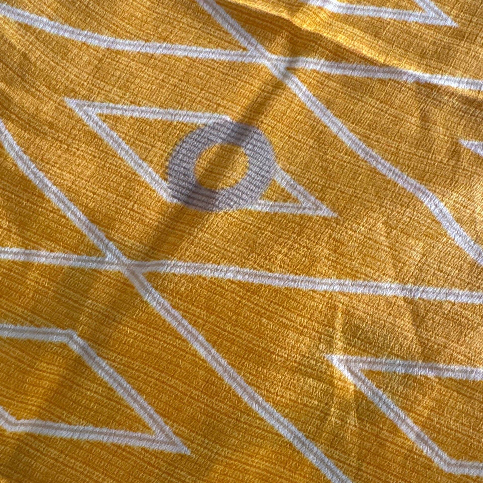 Stoffdetail: upcycelter Sari-Stoff in Gold & Ocker