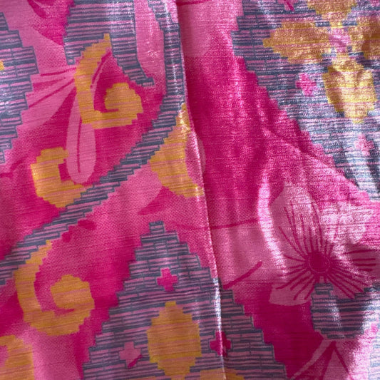 Stoffdetail: upcycelter Sari-Stoff in Pink & Altrosa