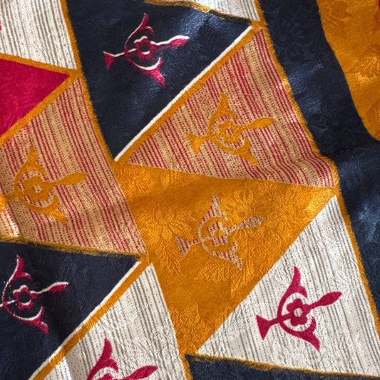 Stoffdetail: upcycelter Sari-Stoff in Orange & Schwarz