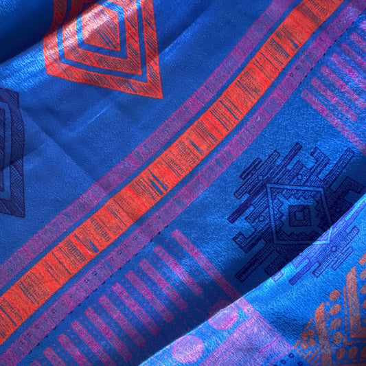 Stoffdetail: upcycelter Sari-Stoff in Blau & Lila