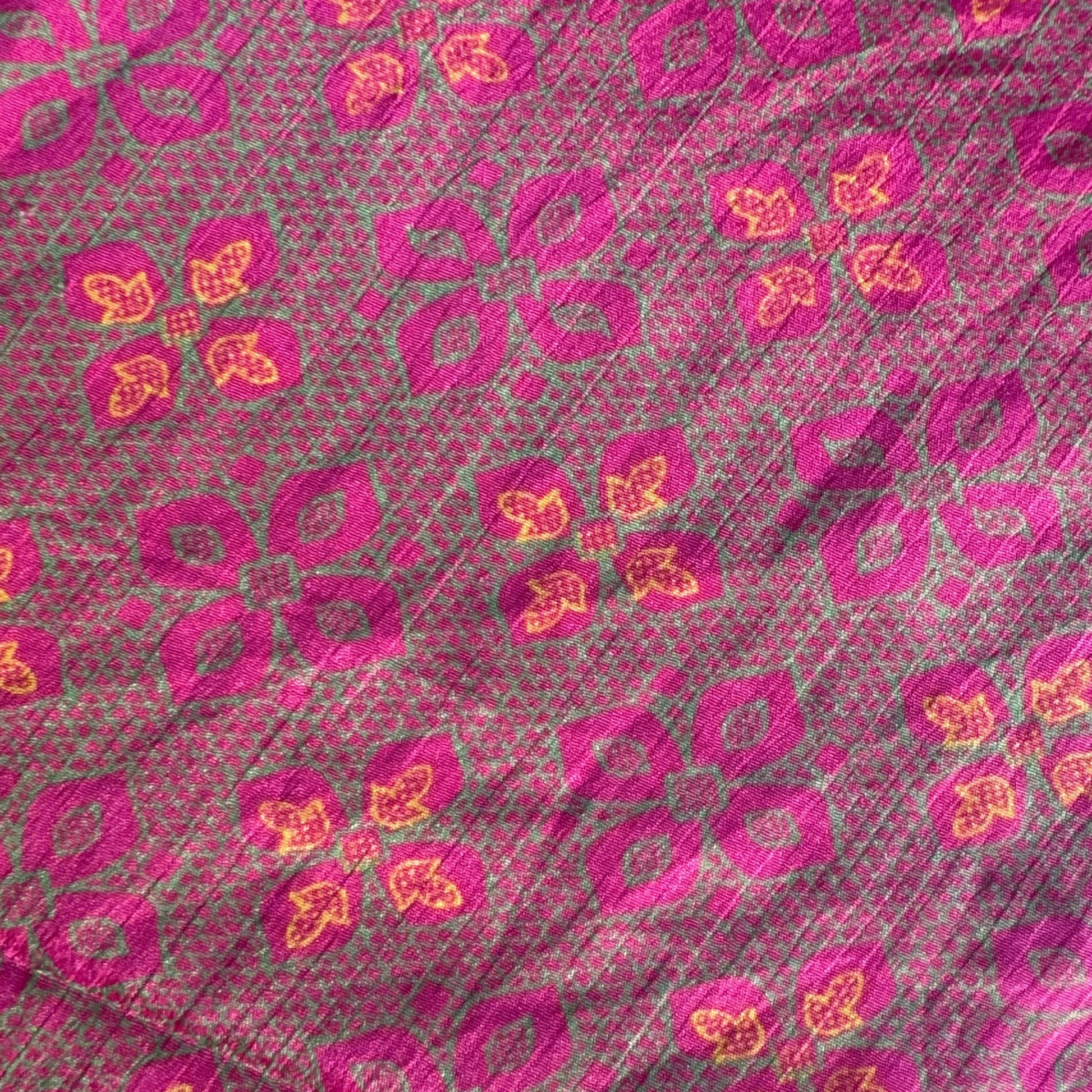 Stoffdetail: upcycelter Sari-Stoff in Beere & Rosa