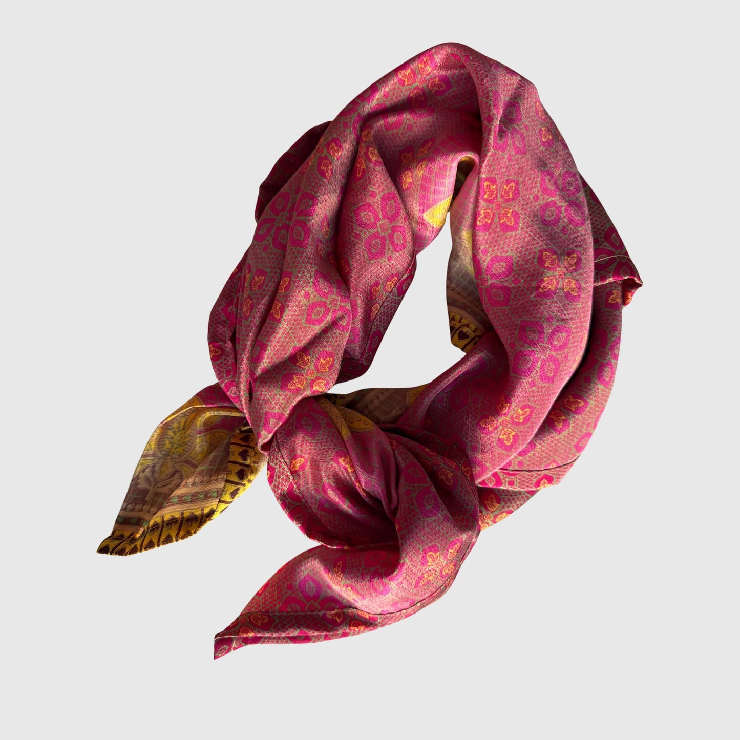 Upcycled Sari-Tuch #1125 aus Vintage-Sari in Beere & Rosa – gebunden