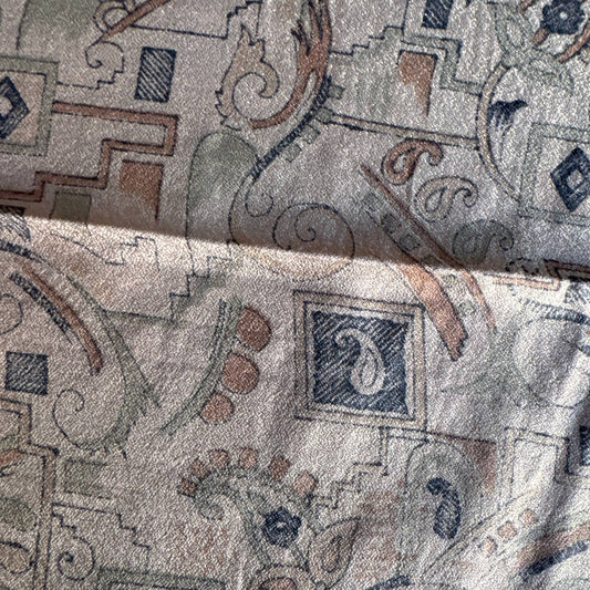 Stoffdetail: upcycelter Sari-Stoff in Grau
