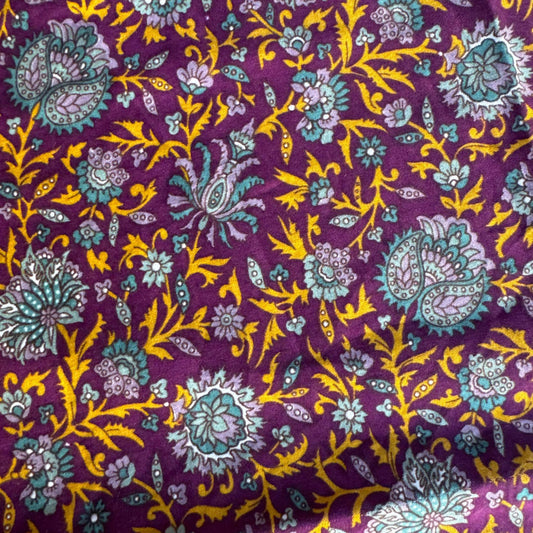Stoffdetail: upcycelter Sari-Stoff in Aubergine & Gold