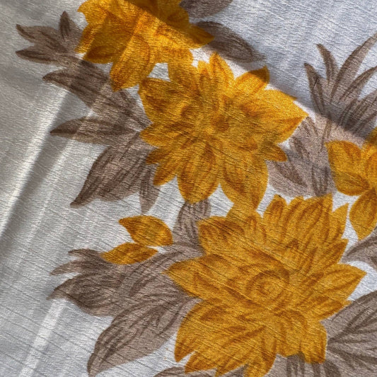 Stoffdetail: upcycelter Sari-Stoff in Ocker