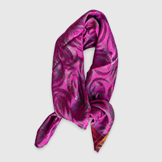 Upcycled Sari-Tuch #1135 aus Vintage-Sari in Lila & Magenta – gebunden